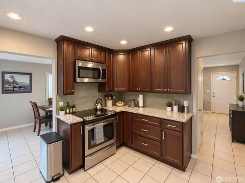 Kitchen - 808 E Oak St, Othello, WA 99344 photo 1 of 5