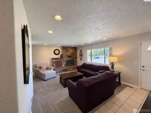 Living - 808 E Oak St, Othello, WA 99344 photo 2 of 5
