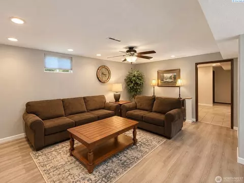 Living - 808 E Oak St, Othello, WA 99344 photo 5 of 5