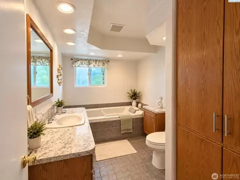 Bath - 808 E Oak St, Othello, WA 99344 photo 1 of 2