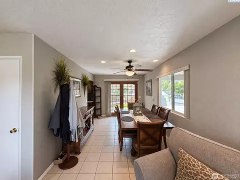 Dining - 808 E Oak St, Othello, WA 99344 photo 2 of 3