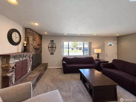 Living - 808 E Oak St, Othello, WA 99344 photo 3 of 5