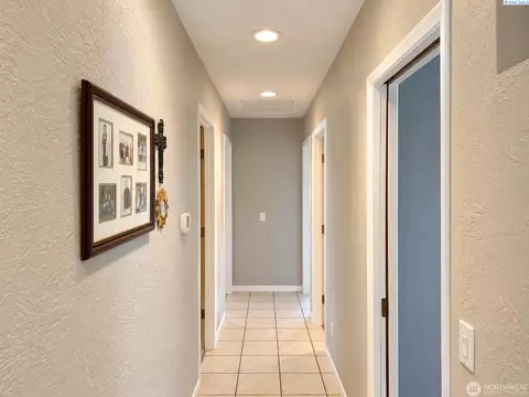 Entry Way - 808 E Oak St, Othello, WA 99344 photo 1 of 1