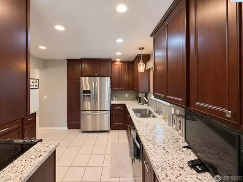 Kitchen - 808 E Oak St, Othello, WA 99344 photo 4 of 5