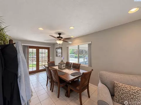 Dining - 808 E Oak St, Othello, WA 99344 photo 1 of 3
