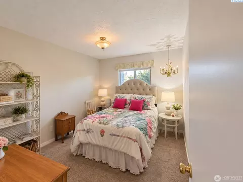 Bedroom - 808 E Oak St, Othello, WA 99344 photo 3 of 4