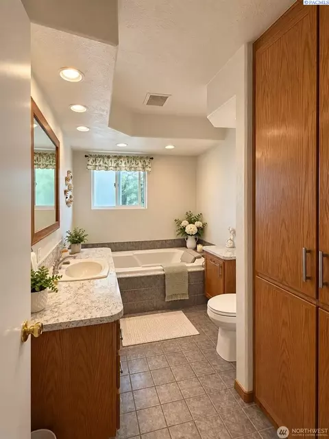 Bath - 808 E Oak St, Othello, WA 99344 photo 2 of 2