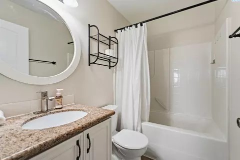 Bath - 813 N Douglas Ct, Pasco, WA 99301 photo 1 of 4