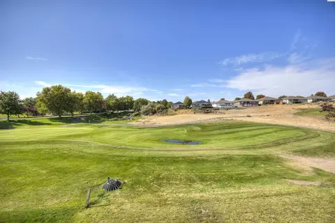 2657 Dornoch Pl, Richland, WA 99354
