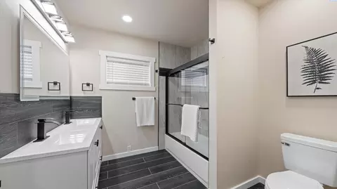 Bath - 115 N 8th Ave, Pasco, WA 99301 photo 1 of 3