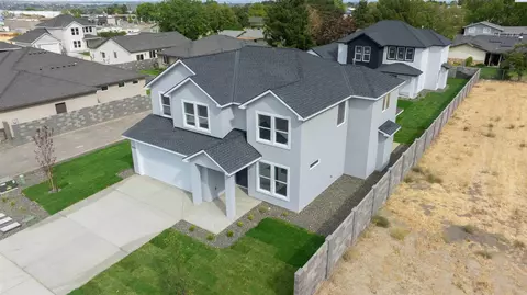 1054 N Grant Pl, Kennewick, WA 99336