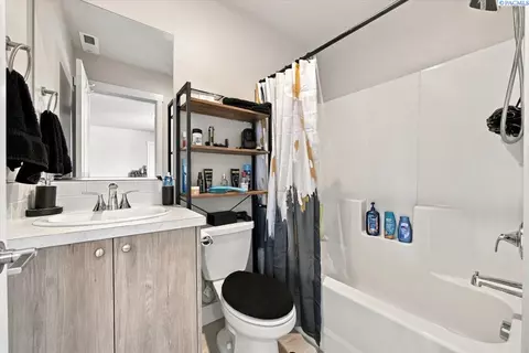 Bath - 2809 66th Pl, Pasco, WA 99301 photo 2 of 3