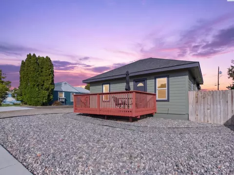 810 9th St, Benton City, WA 99320