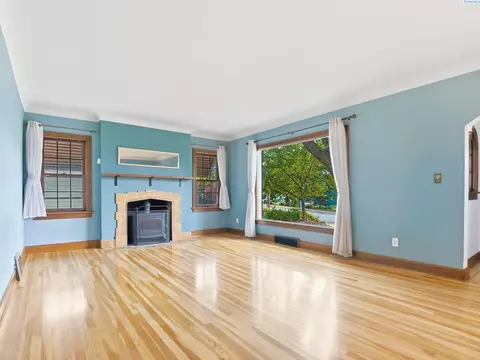 Living - 620 SE High St, Pullman, WA 99163 photo 3 of 5
