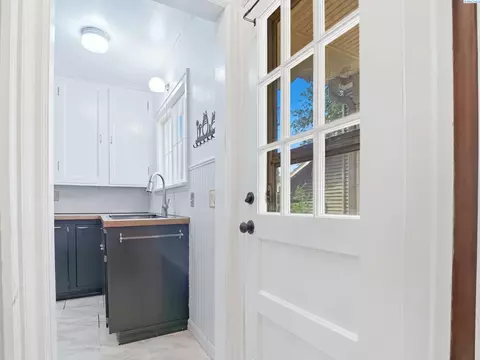 Entry Way - 620 SE High St, Pullman, WA 99163 photo 4 of 5