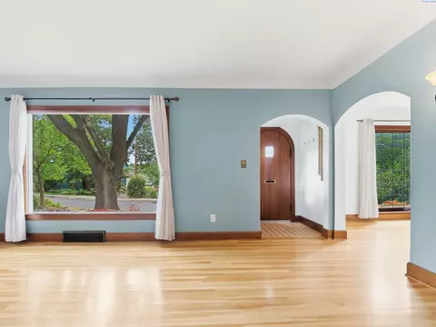 Living - 620 SE High St, Pullman, WA 99163 photo 4 of 5