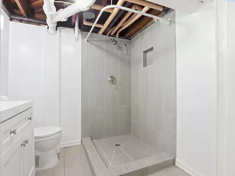 Bath - 620 SE High St, Pullman, WA 99163 photo 3 of 3