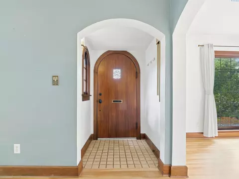 Entry Way - 620 SE High St, Pullman, WA 99163 photo 1 of 5