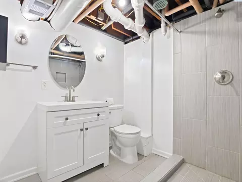 Bath - 620 SE High St, Pullman, WA 99163 photo 2 of 3