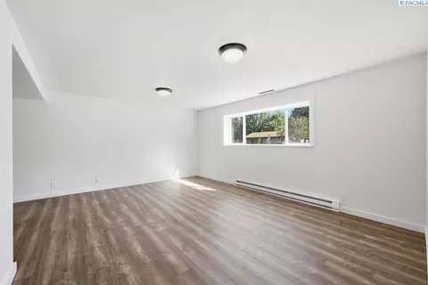 Living - 1125 SW Alvar St, Pullman, WA 99163 photo 5 of 7