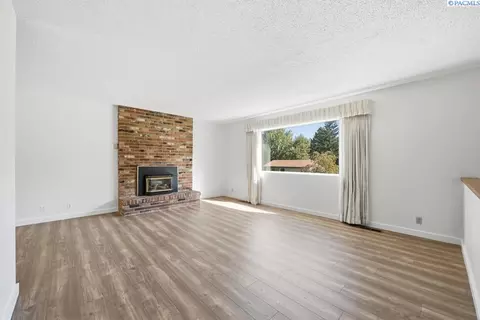 Living - 1125 SW Alvar St, Pullman, WA 99163 photo 1 of 7