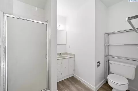 Bath - 1125 SW Alvar St, Pullman, WA 99163 photo 2 of 3