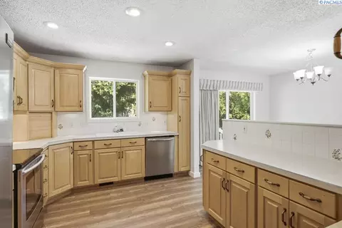 Kitchen - 1125 SW Alvar St, Pullman, WA 99163 photo 5 of 5