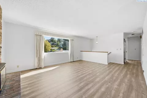 Living - 1125 SW Alvar St, Pullman, WA 99163 photo 2 of 7