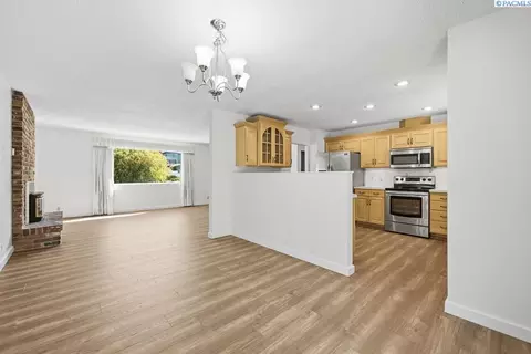 Living - 1125 SW Alvar St, Pullman, WA 99163 photo 4 of 7