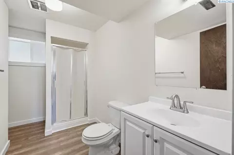 Bath - 1125 SW Alvar St, Pullman, WA 99163 photo 3 of 3