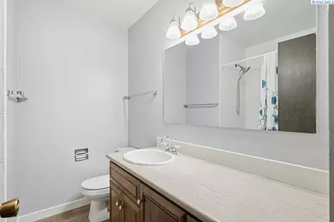 Bath - 1125 SW Alvar St, Pullman, WA 99163 photo 1 of 3