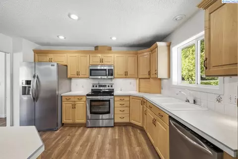Kitchen - 1125 SW Alvar St, Pullman, WA 99163 photo 2 of 5