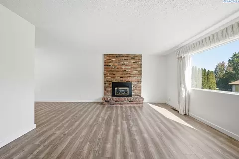 Living - 1125 SW Alvar St, Pullman, WA 99163 photo 3 of 7