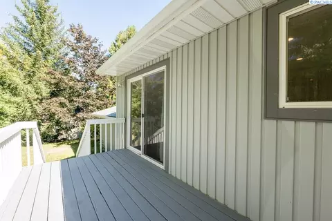 Exterior - 1125 SW Alvar St, Pullman, WA 99163 photo 3 of 7