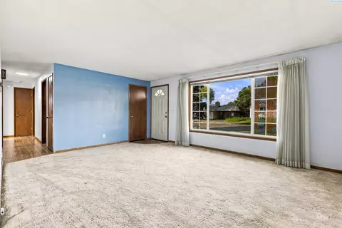 Living - 1939 N 18th Ave, Pasco, WA 99301 photo 4 of 8