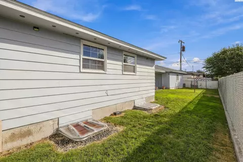 Exterior - 1939 N 18th Ave, Pasco, WA 99301 photo 5 of 8