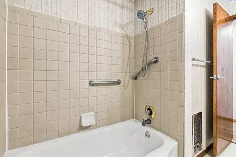 Bath - 1939 N 18th Ave, Pasco, WA 99301 photo 2 of 3