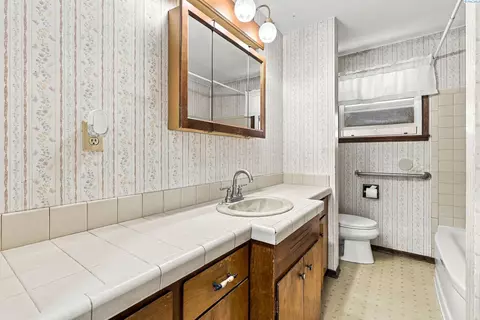 Bath - 1939 N 18th Ave, Pasco, WA 99301 photo 1 of 3