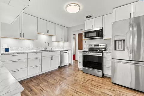 Kitchen - 1939 N 18th Ave, Pasco, WA 99301 photo 1 of 4