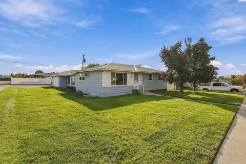 Exterior - 1939 N 18th Ave, Pasco, WA 99301 photo 1 of 8