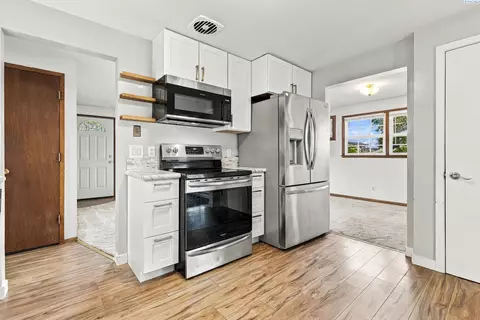 Kitchen - 1939 N 18th Ave, Pasco, WA 99301 photo 3 of 4