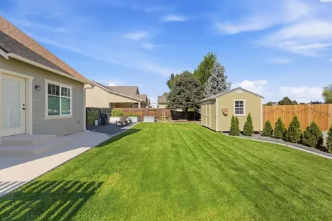 Exterior - 913 Christopher Ln, Pasco, WA 99301 photo 7 of 9