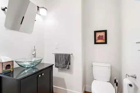 Bath - 913 Christopher Ln, Pasco, WA 99301 photo 4 of 5