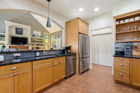 Kitchen - 913 Christopher Ln, Pasco, WA 99301 photo 3 of 4