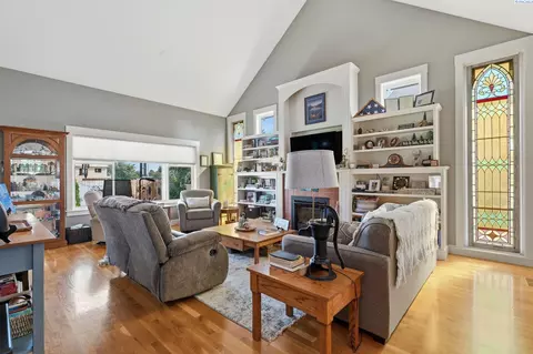 Living - 913 Christopher Ln, Pasco, WA 99301 photo 1 of 3