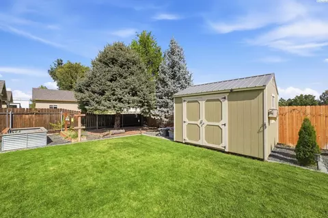 Exterior - 913 Christopher Ln, Pasco, WA 99301 photo 6 of 9