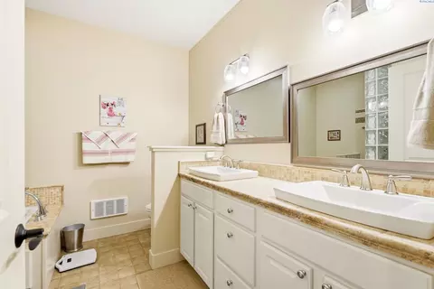 Bath - 913 Christopher Ln, Pasco, WA 99301 photo 1 of 5