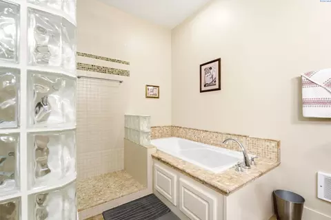 Bath - 913 Christopher Ln, Pasco, WA 99301 photo 2 of 5