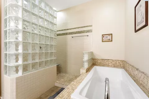 Bath - 913 Christopher Ln, Pasco, WA 99301 photo 3 of 5