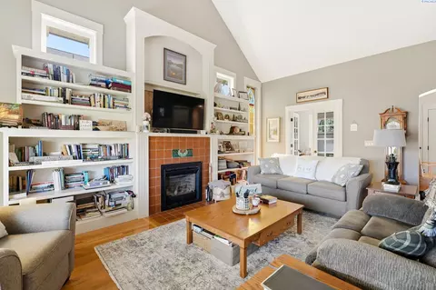 Living - 913 Christopher Ln, Pasco, WA 99301 photo 2 of 3